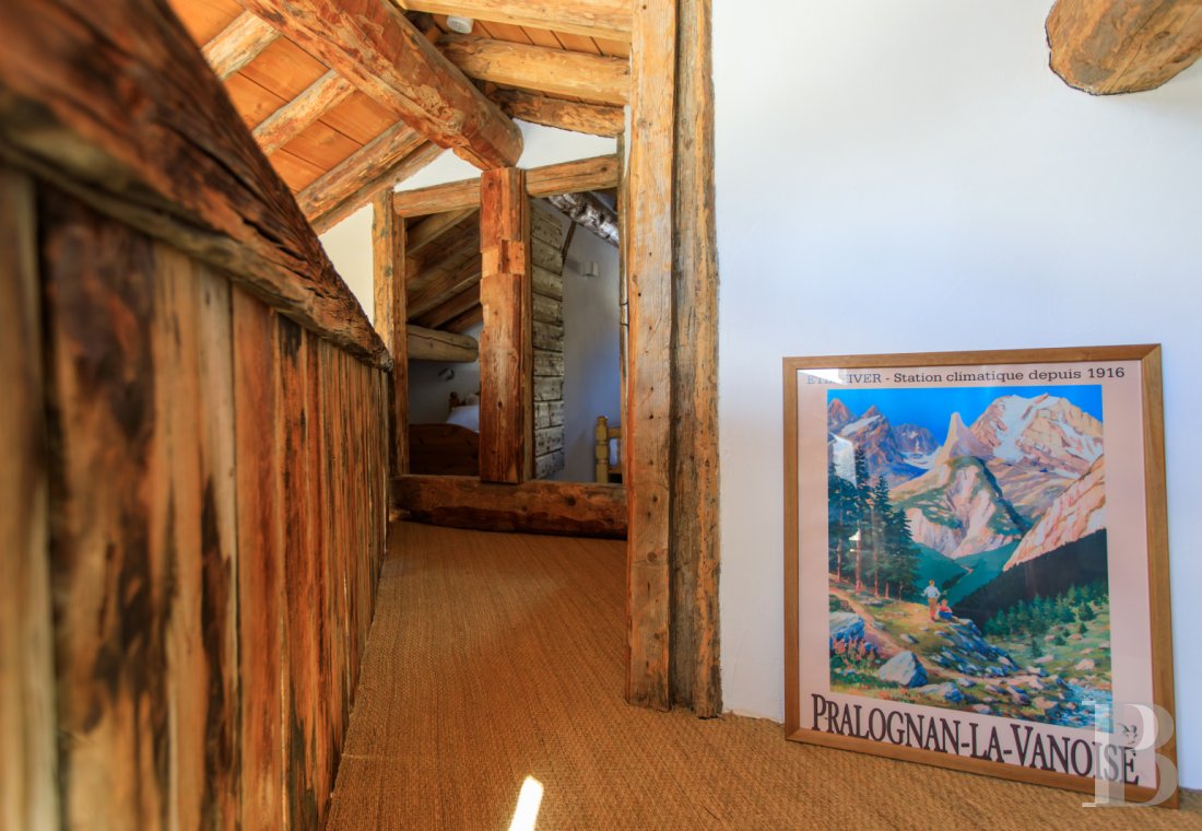 En Savoie, dans un hameau de la vallée de la Tarentaise, un grand chalet traditionnel rénové avec soin - photo  n°41